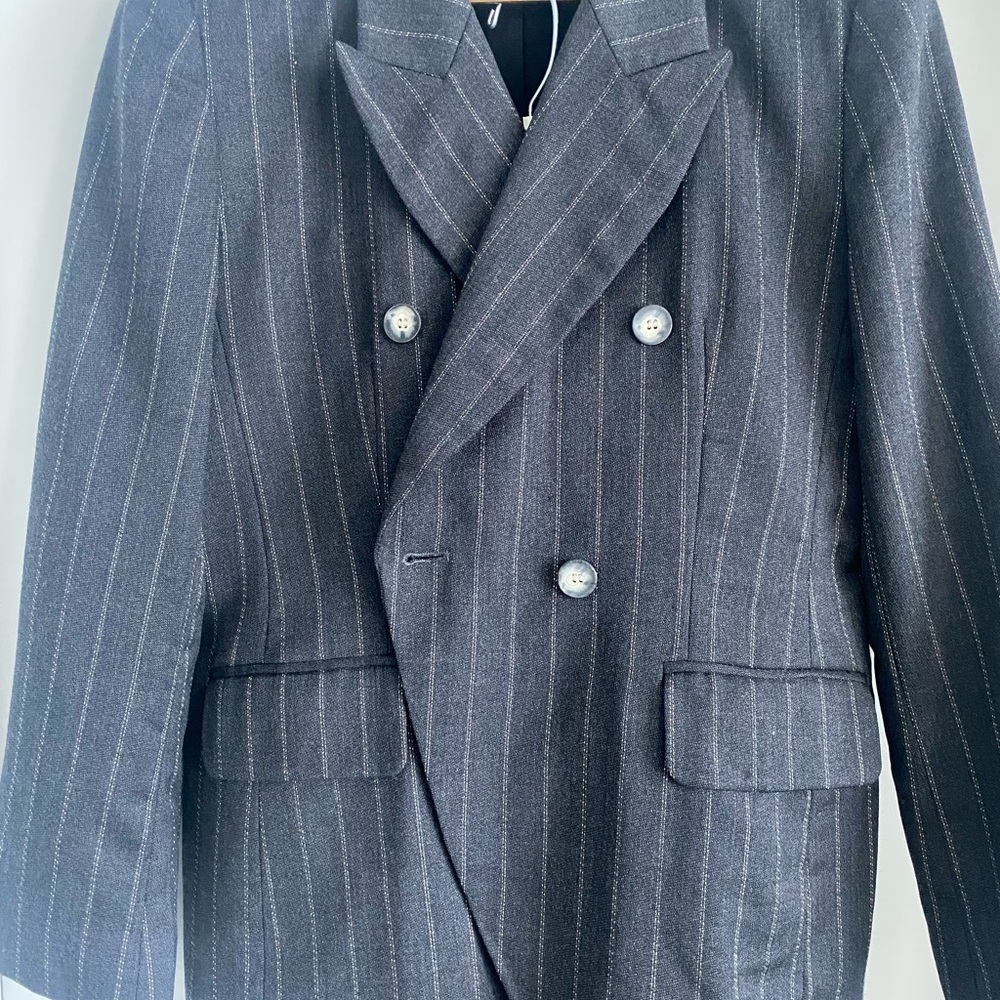 Blazer double breasted grey stripe in beige
Size 12 Jones New York